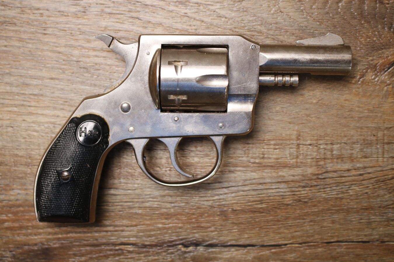 H AND R 733 32SW Police Trade-In Revolver