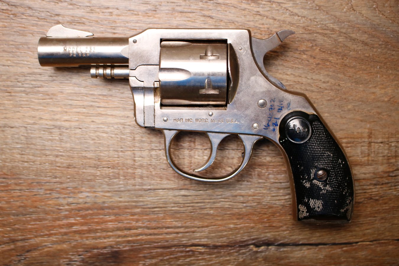 H AND R 733 32SW Police Trade-In Revolver