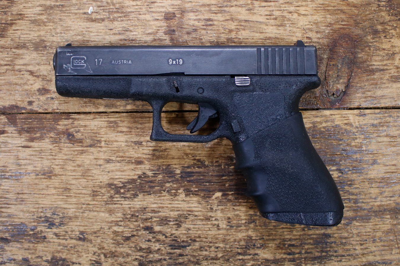 GLOCK 17 Gen 2 9mm Police Trade-In Pistol (No Magazine Included)