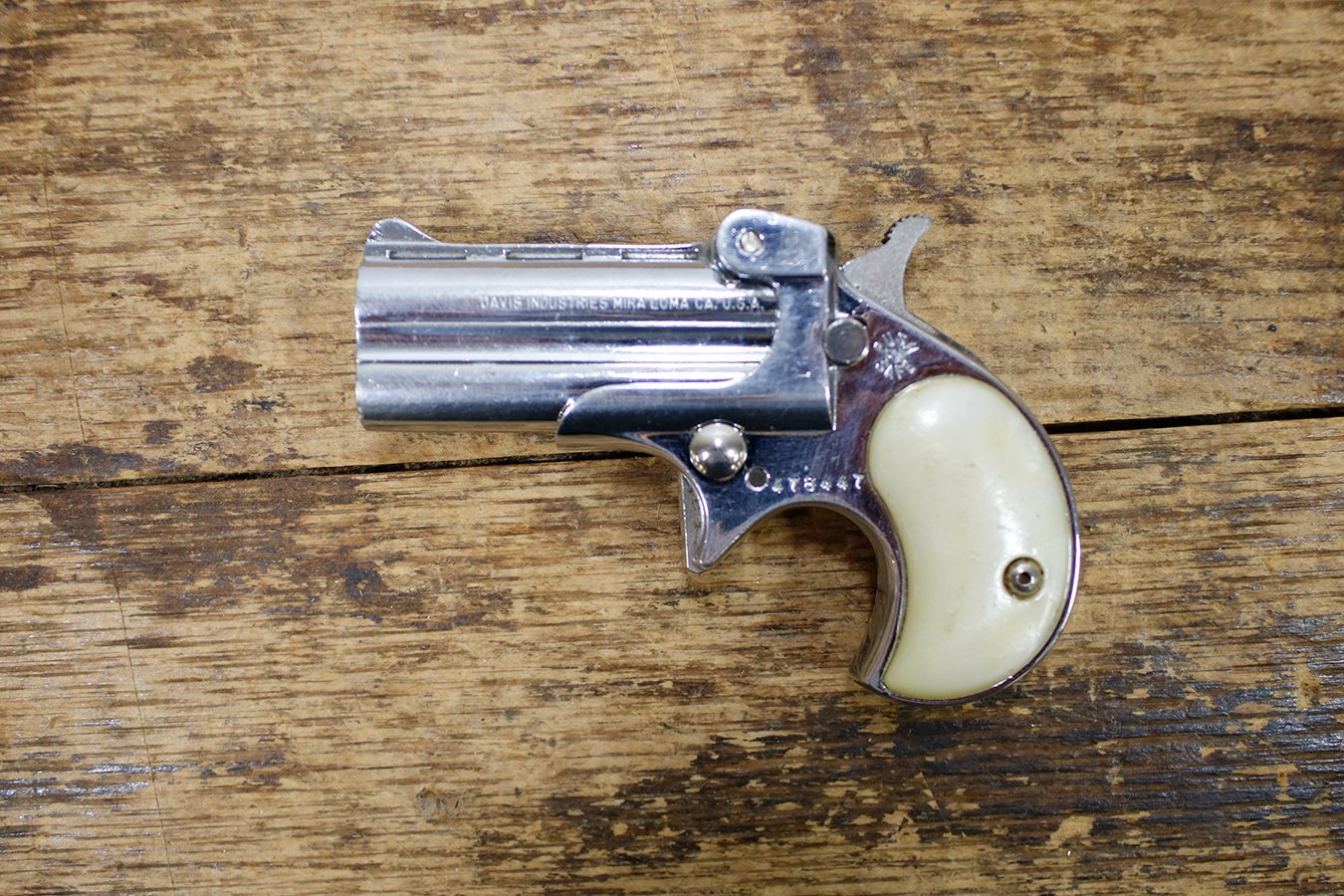DAVIS DM-22 22 WMR Police Trade-in Derringer