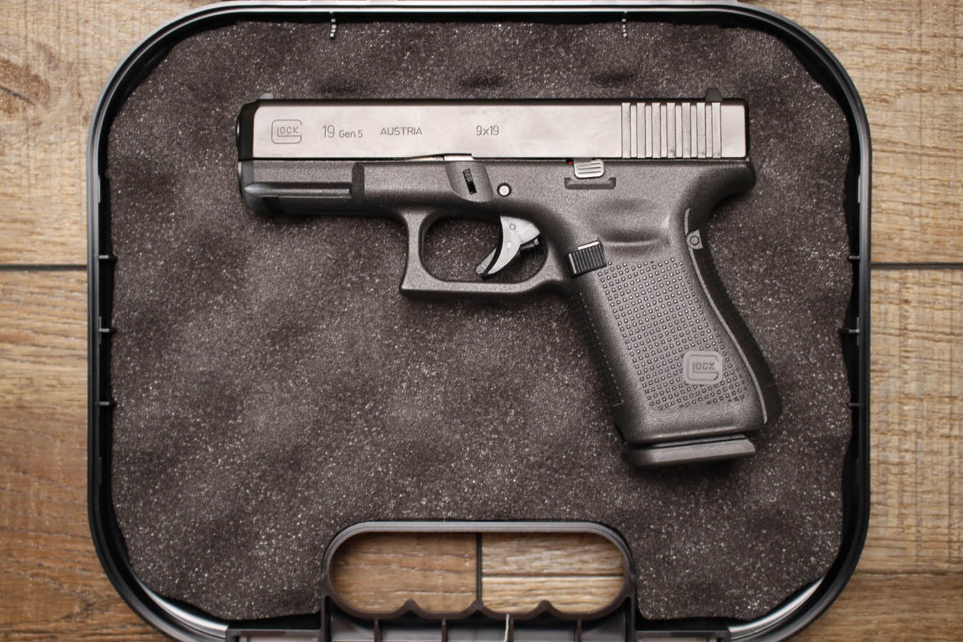 GLOCK 19 Gen 5 9mm Police Trade-In Pistol with Box and One Magazine