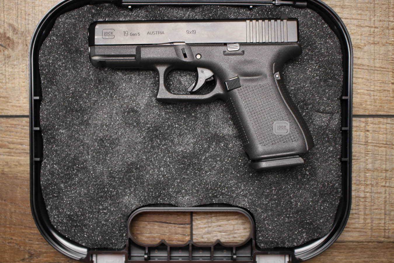 GLOCK 19 Gen 5 9mm Police Trade-In Pistol with Box and One Magazine