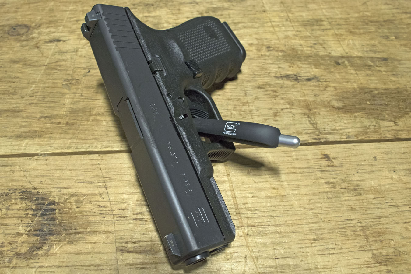 GLOCK 19 Gen4 9mm Police Trade-in Pistols with Holster and Night Sights (Very Good Condition)