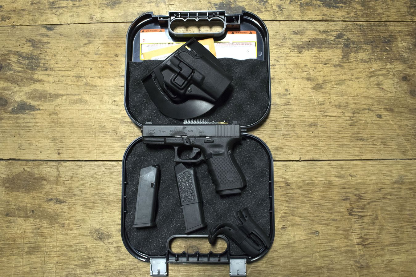 GLOCK 19 Gen4 9mm Police Trade-in Pistols with Holster and Night Sights (Very Good Condition)